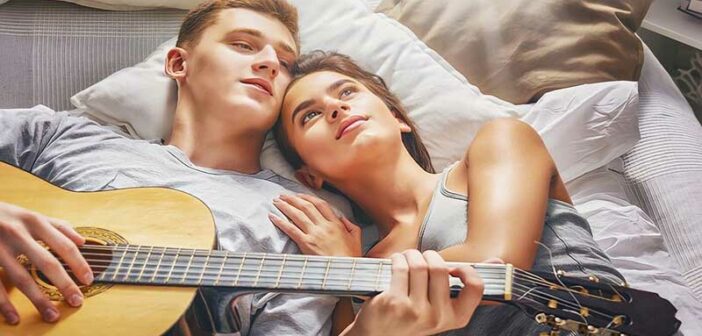joven pareja relajándose en la cama ilustrando pasar la marca de 3 meses en la relación