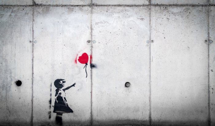 graffiti artwork de girl losing heart globo 