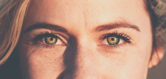 primer plano de mujer joven con ojos verdes, lo que significa una empatía alfa