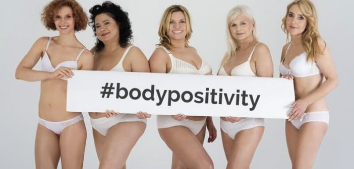 grupo de mujeres naturales en ropa interior mostrando su positividad corporal