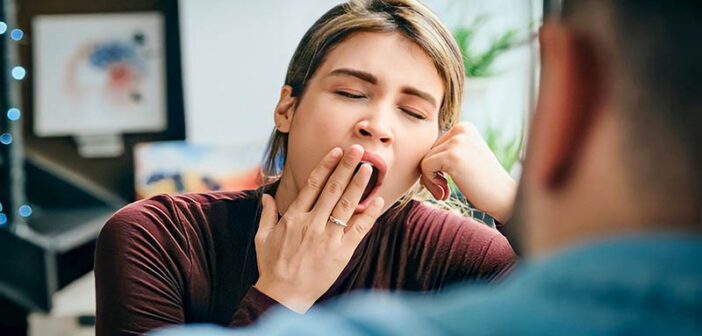 novia bostezando mientras conversas con un novio aburrido