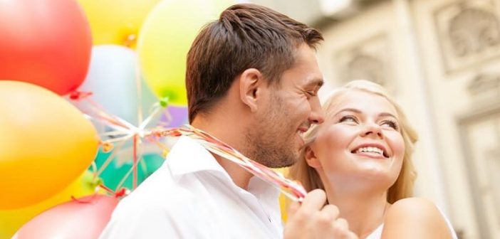 pareja celebrando el cumpleaños del novio con globos