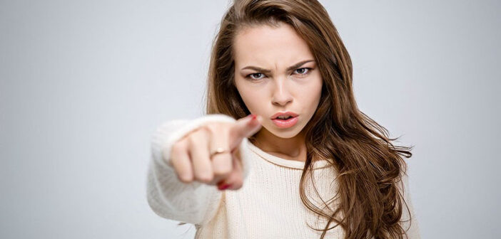 mujer señalando con el dedo enojado - ilustrando llamando a alguien por su mal comportamiento