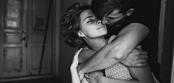 cómo conectarse con su pareja: foto en blanco y negro de una pareja abrazándose de una manera amorosa