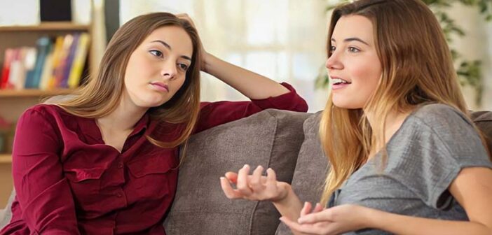 mujer hablando de sí misma sin parar mientras una amiga se ve aburrida, ilustrando el concepto de narcisismo conversacional