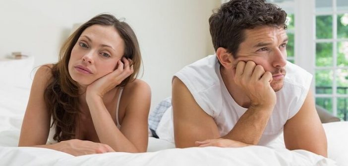pareja luciendo aburrida en una relación sin intimidad