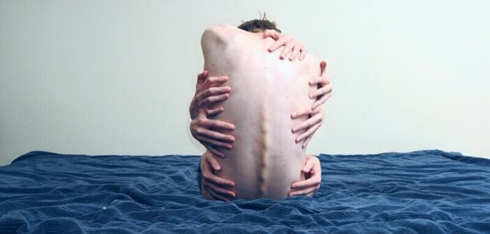 imagen surrealista de un hombre deprimido que se sostiene con varios brazos para ilustrar los oscuros pensamientos de la depresión