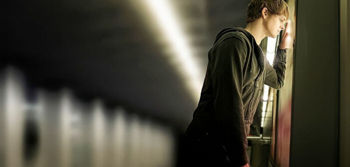 joven parado con la cabeza contra la pared del metro, ilustrando que todos los días se siente igual