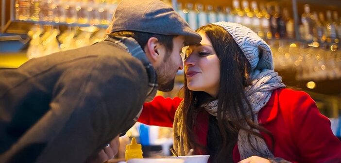 pareja besándose en el bar - ilustrando enamorarse demasiado fácilmente
