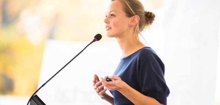 mujer haciendo un discurso ilustrando el miedo a hablar en público