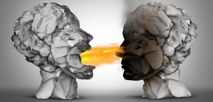 ilustración de dos cabezas con llamas saliendo de una boca hacia otra para significar una discusión calentada