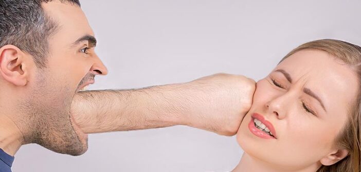 imagen retocada de un hombre con un puño saliendo de su boca golpeando a una mujer en la cara, ilustrando decirle cosas hirientes a tu pareja