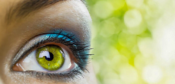 primer plano del ojo verde que ilustra la intuición