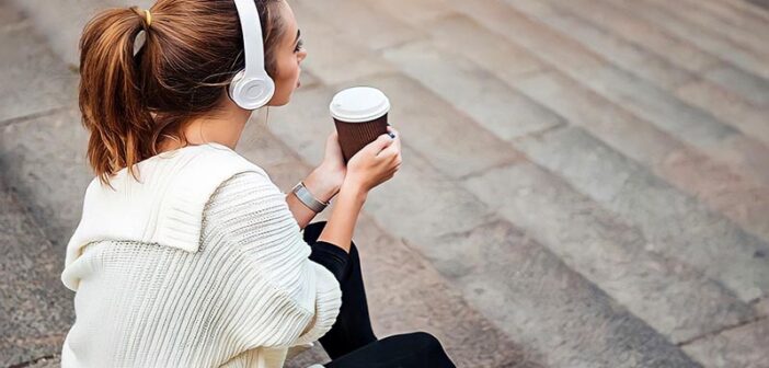 mujer solitaria sentada en escalones tomando café