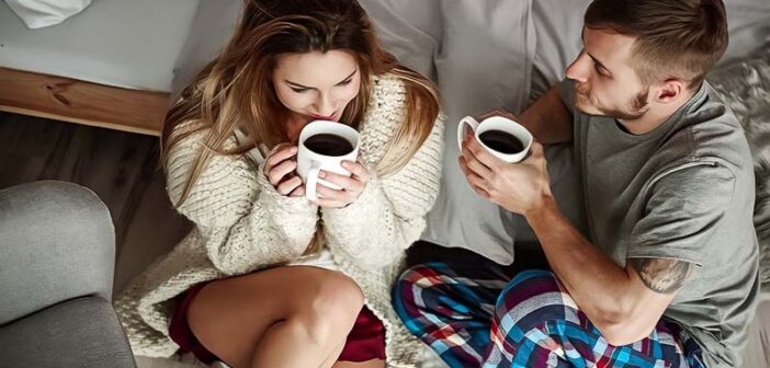 joven pareja tomando café en un sofá ilustrando lealtad en las relaciones