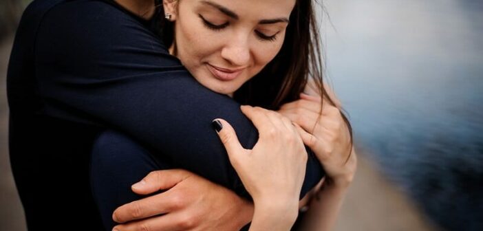 hombre abrazando a su novia por detrás ilustrando su necesidad de tranquilidad constante en su relación
