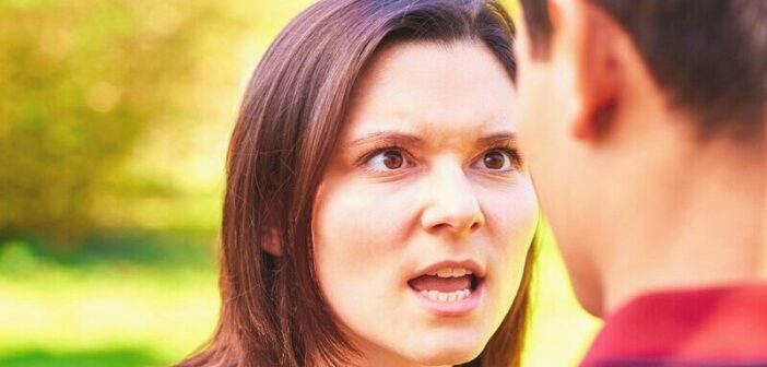 exagerando en una relación: mujer gritando a su novio