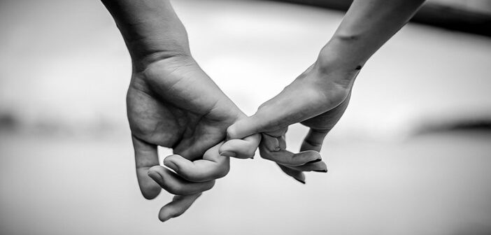 foto en blanco y negro de la pareja tomados de la mano
