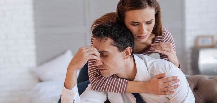 mujer tratando de consolar a la pareja estresada, ilustrando dejar que el estado de ánimo de tu pareja te afecte