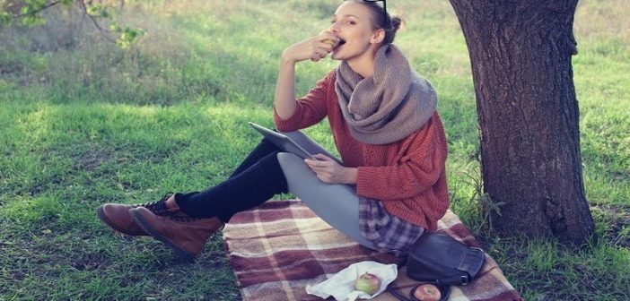 mujer haciendo un picnic sola - concepto de ponerse primero