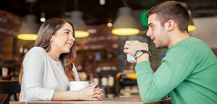 hombre y mujer hablando en cafetería
