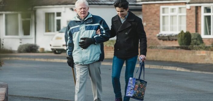 joven ayudando a un anciano al otro lado de la carretera, ilustrando actos de bondad al azar