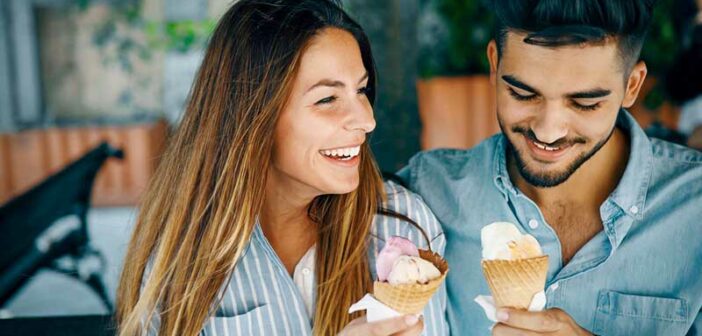 chico y chica comiendo helado en una segunda cita