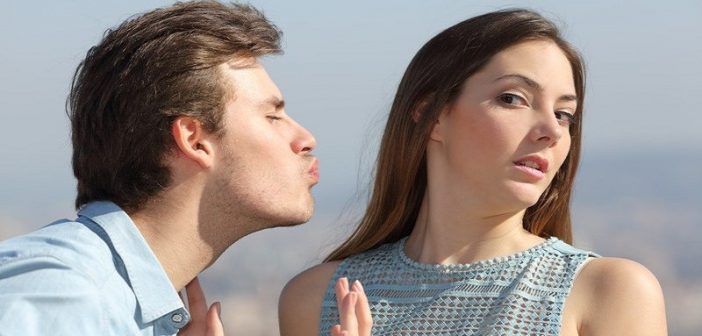 mujer evitando el beso del hombre - concepto de amor no correspondido