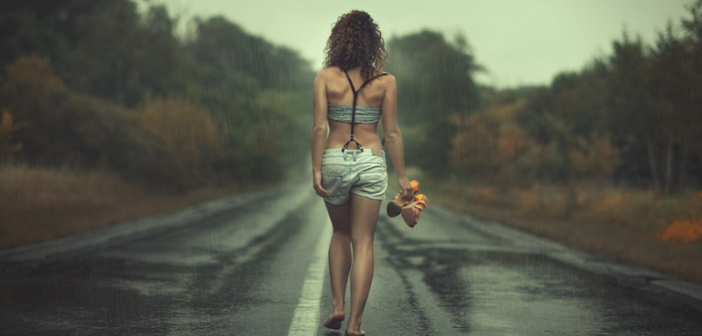 mujer caminando descalza por el camino