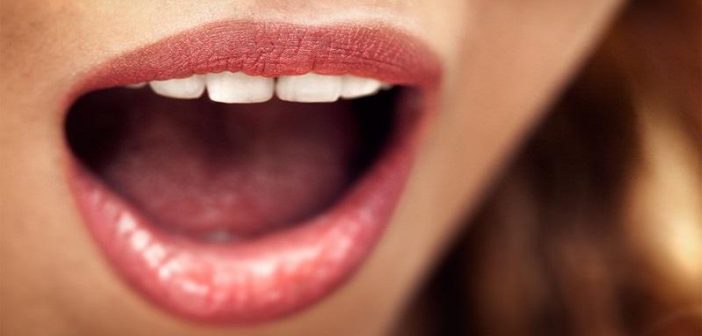 primer plano de mujer con boca abierta - concepto de hablar claramente
