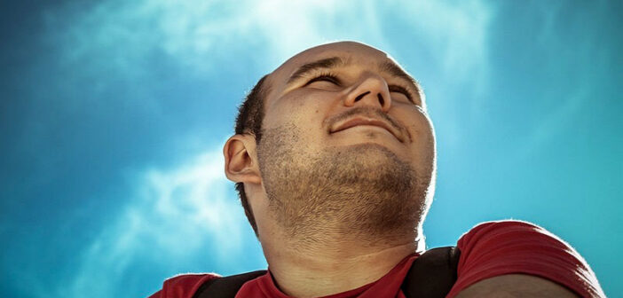 foto mirando al hombre en el fondo de un cielo azul