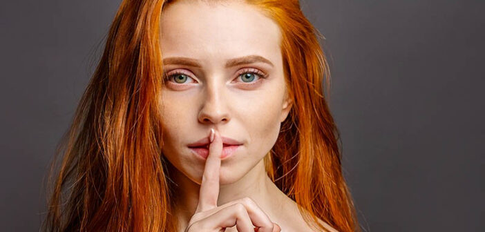 mujer con el dedo sobre los labios para ilustrar hablar menos
