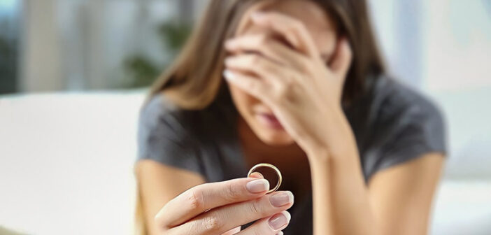 mujer devolviendo el anillo de bodas a su cónyuge después de decirles que quiere divorciarse