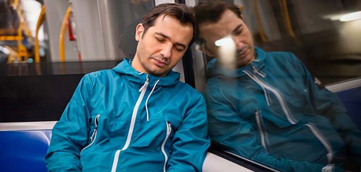 hombre cansado dormido en el tren después del trabajo