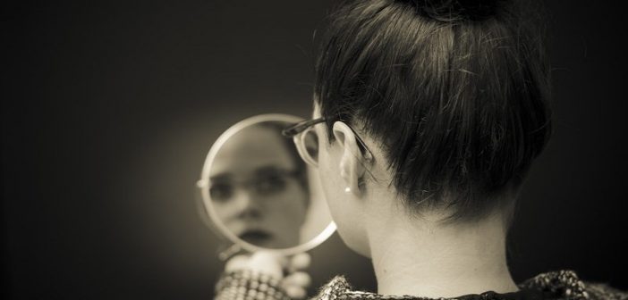 mujer mirándose en el espejo