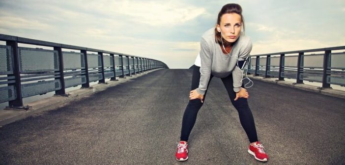 mujer jogger que está siendo consistente en su rutina de ejercicios