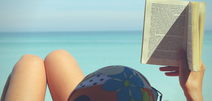 mujer leyendo playa