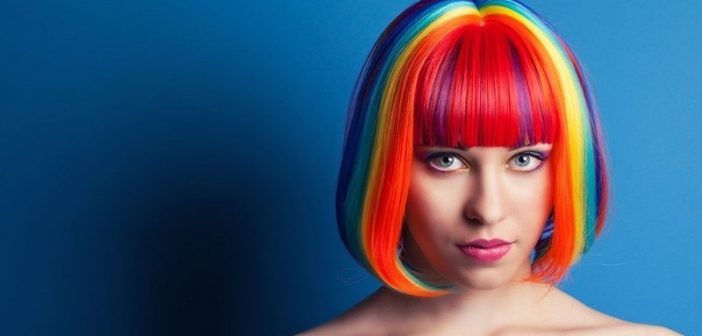 mujer con el pelo de colores brillantes